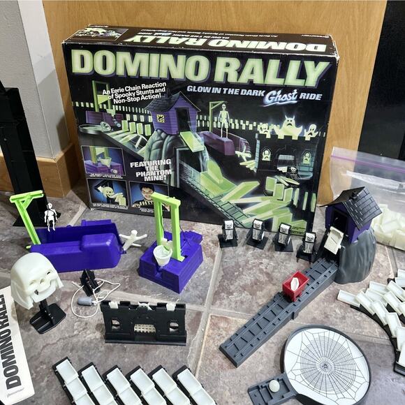 VINTAGE Domino Rally Glow in the Dark Ghost Ride Near Complete Pressman 1991 - Picture 9 of 10